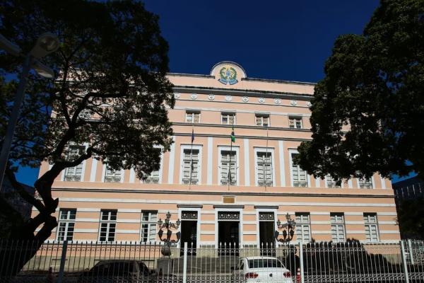 As eleições indiretas ocorrem porque o então governador Renan Filho (MDB) renunciou ao cargo e o Estado não possui um vice-governador. Conforme a Lei Estadual 8.576, de 19 de janei(Imagem:Reprodução)