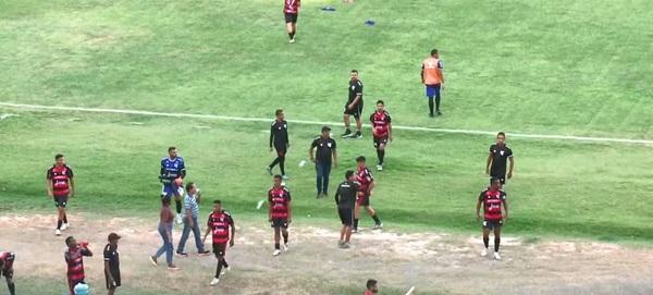 Discussão entre atletas e membros da comissão técnica do Piauí e Flamengo-PI.(Imagem:Rede Clube)