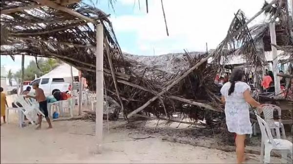 Cobertura de palha de restaurante desaba após homem se balançar em rede, no litoral do Piauí.(Imagem:Reprodução)