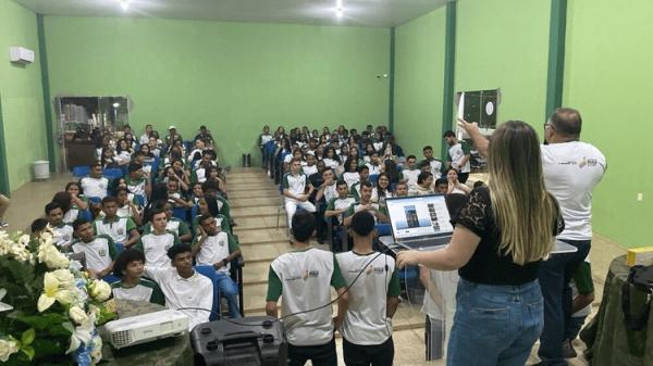 As atividades iniciaram às 19h e se estenderam até às 5h30. Mais de 200 estudantes participaram da revisão.(Imagem:Divulgação)