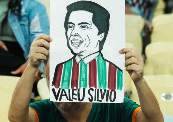 Homenagem do torcedor do Fluminense para Silvio Santos(Imagem: Reprodução / Rafael Arantes)