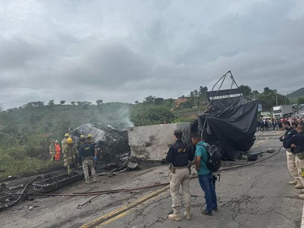 Acidente deixa ao menos 21 pessoas mortas em Minas Gerais(Imagem:Reprodução)