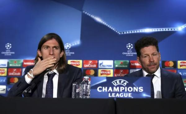 Filipe Luís ao lado de Simeone em coletiva no Atlético de Madrid.(Imagem:AP)