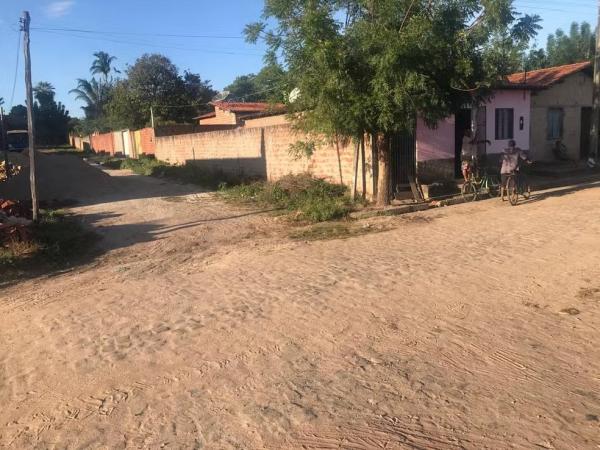 Rua onde o cavalo teria atingido a menina e sua mãe, em Beneditinos, no Piauí.(Imagem:Cascatinha Pessoa)