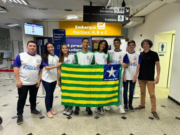 Os estudantes participam da 52ª Jornada de Foguetes, em Barra do Piraí-RJ, após lançarem os foguetes produzidos em garrafa pet a mais de 100 metros.(Imagem:Divulgação)