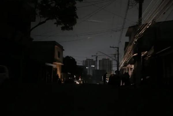 Avenida Padre Arlindo Vieira no bairro do Jabaquara sem energia elétrica desde sexta-feira devido as chuvas.(Imagem:Paulo Pinto/Agência Brasil)