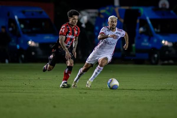 Matheusinho e Arrascaeta em Vitória x Flamengo.(Imagem:Victor Ferreira / EC Vitória)