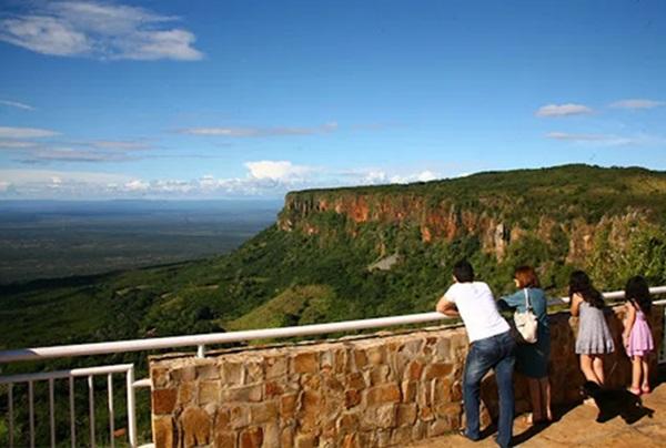 Vista do alto do Mirante do Gritador, que encanta turistas em Pedro II(Imagem:Divulgação/CCOM)