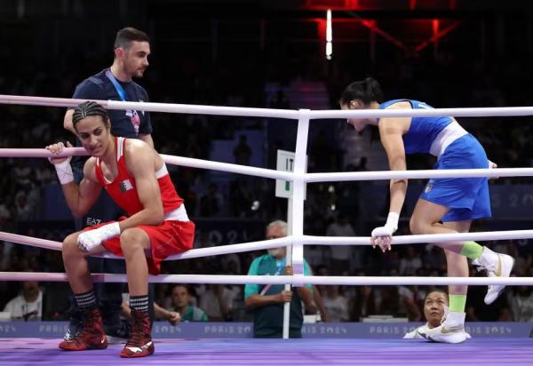 Angela Carini em luta contra Imane Khelif.(Imagem: Getty Images)