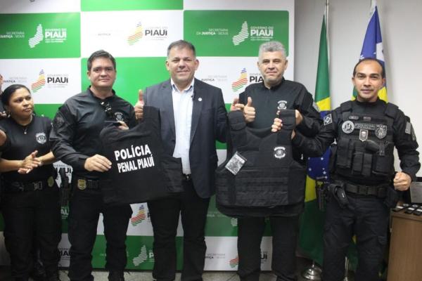  Secretaria da Justiça entrega coletes e viaturas à Polícia Penal do Piauí(Imagem:Divulgação)