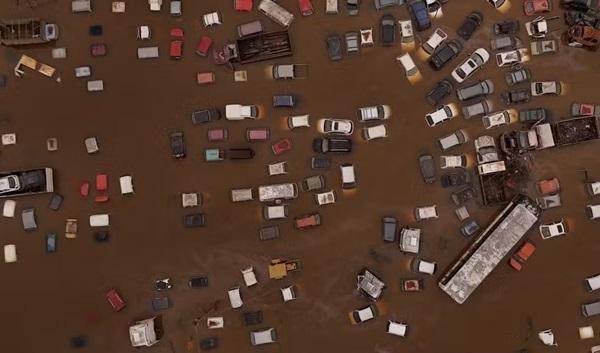 Imagem de drone mostra carros submersos em Eldorado do Sul, no Rio Grande do Sul, nesta segunda (13)(Imagem:Reuters/Amanda Perobelli)