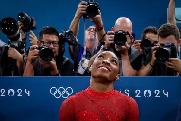 Após se retirar dos Jogos de Tóquio para cuidar da saúde mental, Biles retornou em grande estilo a Paris 2024, conquistando três ouros e uma prata.(Imagem:REUTERS/Hannah Mckay/Direitos Reservados)