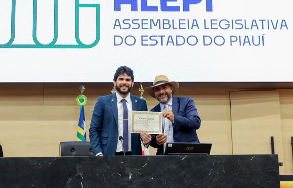 Dr. Marcus Vinícius Kalume propôs a honraria a Mário Lúcio Pereira e a Pablo Nunes.(Imagem:Alepi)