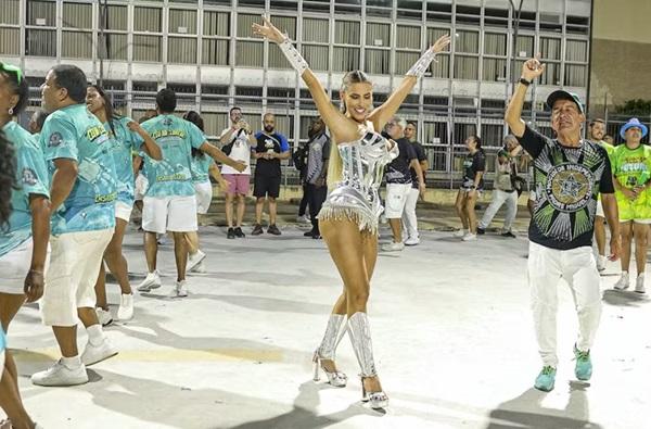 Erika Schneider, musa da Mocidade Independente de Padre Miguel, com look futurista para ensaio técnico(Imagem:Anderson Borde/Divulgação)