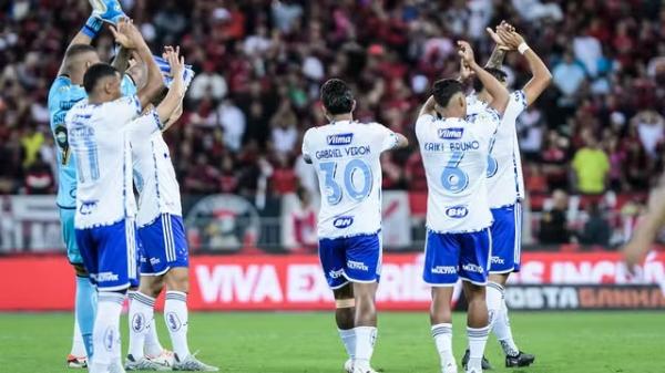 Jogadores do Cruzeiro aplaudem os torcedores do clube no Maracanã.(Imagem: Gustavo Aleixo)