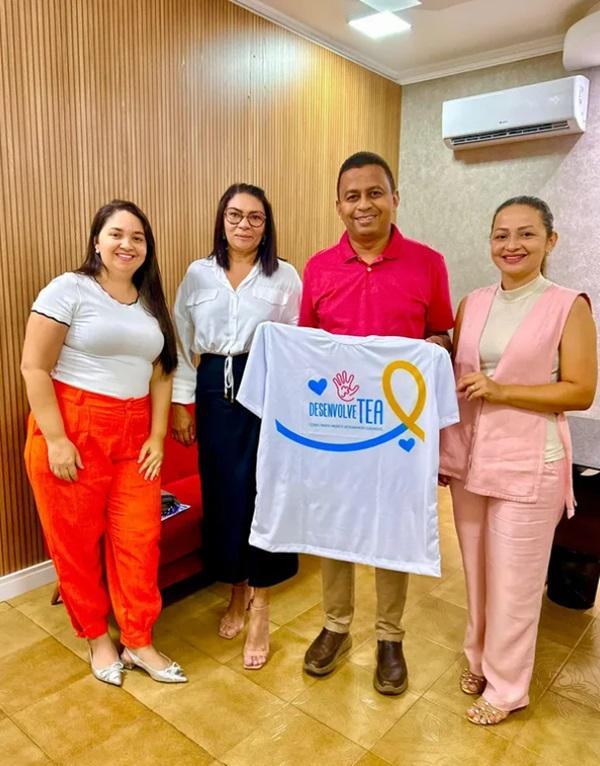 Deputado Francisco Costa com as coordenadoras do Projeto Desenvolve TEA, Joselma Oliveira e Miriane Araújo, e a gestora de projetos da Associação Maria do Amparo, Izete Rodrigues.(Imagem:Reprodução/Instagram)