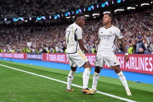 Vinicius Junior comemora com Rodrygo um dos gols do Real Madrid contra o Manchester City.(Imagem:Getty Images)