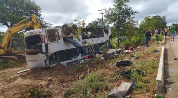 Ônibus com passageiros tomba entre São Gonçalo e Corrente. (Imagem:Reprodução)