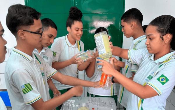 O repelente foi idealizado no laboratório da escola à base de urucum e extrato de cenoura.(Imagem:Divulgação)