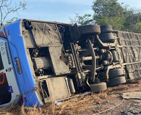 Ônibus que teria Parnaíba-PI como destino tomba e deixa duas pessoas mortas.(Imagem:Reprodução)