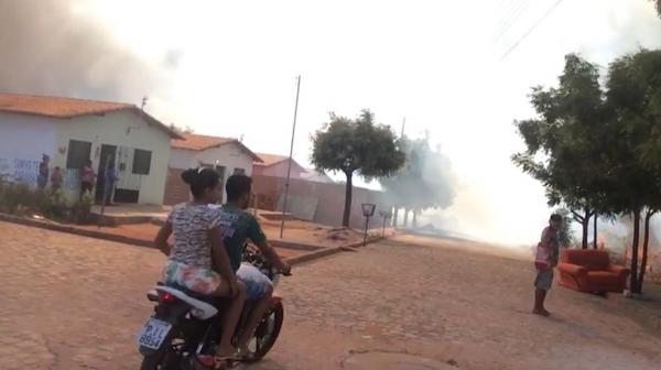 Vento levou a fumaça para a área urbana de Picos e trouxe transtornos para os moradores em Picos, no Piauí.(Imagem:Reprodução TV Clube)