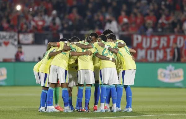 Jogadores da seleção brasileira reunidos antes de partida contra o Chile.(Imagem:Rafael Ribeiro / CBF)