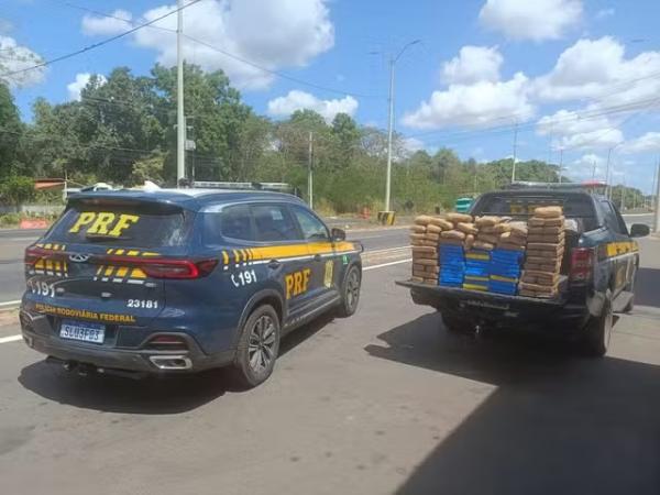 PRF aborda caminhoneiro por falha nos faróis e encontra tabletes droga escondidos em máquina agrícola, no Piauí.(Imagem:Polícia Rodoviária Federal)