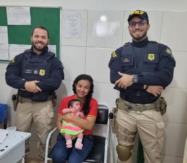 Vídeo mostra policiais salvando bebê de um mês engasgada no Piauí.(Imagem:Divulgação)