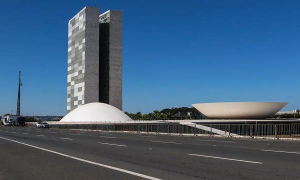 Cenas da Cidade de Brasília, ao fundo o prédio do Congresso Nacional.(Imagem:Antônio Cruz/Agência Brasil)