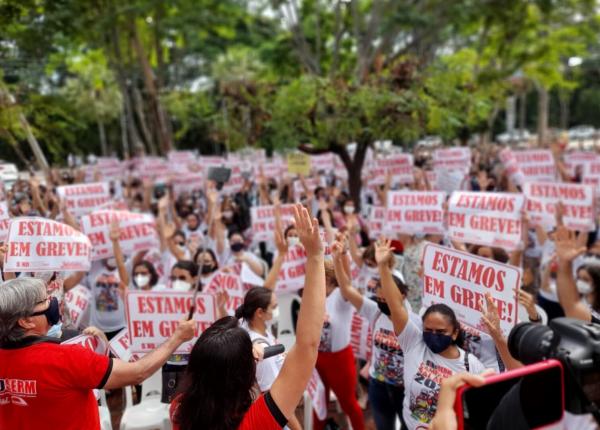 Professores fazem manifestação em frente à Câmara Municipal.(Imagem:Jonas Carvalho/ Portal ClubeNews)