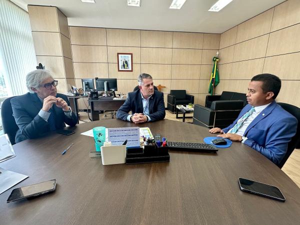 Charles, responsável pelos IFs dentro do Ministério da Educação; o secretário Marcelo Bregagnoli e o deputado federal, Dr. Francisco Costa.(Imagem:Reprodução/Instagram)