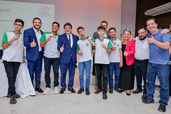 O governador Rafael Fonteles celebrou as conquistas dos estudantes e ressaltou a importância do investimento em educação para o desenvolvimento do estado.(Imagem:Divulgação)