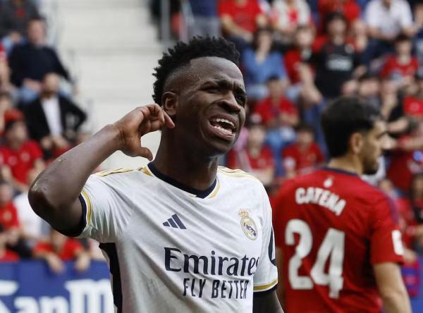 Vinicius Junior comemora gol em Osasuna x Real Madrid pela La Liga.(Imagem: REUTERS/Vincent West)