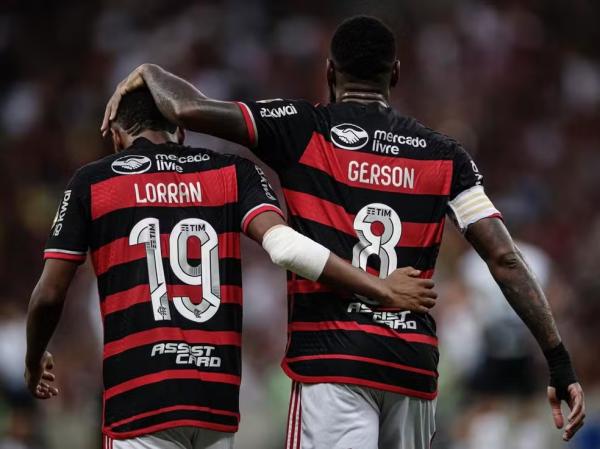 Lorran e Gerson comemoram após gol do jovem no Flamengo x Corinthians.(Imagem: Pedro Martins)