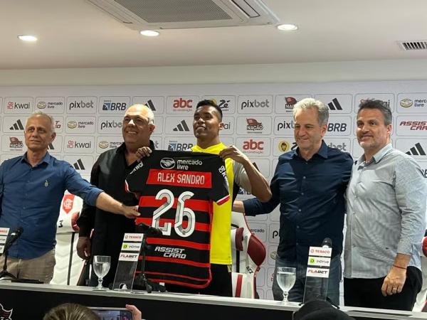 Braz e Spindel participaram de apresentação de Alex Sandro.(Imagem:Letícia Marques)