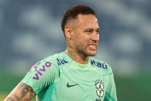 Neymar, suado, em treino da seleção brasileira em Cuiabá (Imagem:Gil Gomes/AGIF)