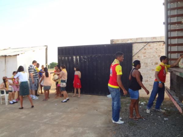 Fam&iacute;lias carentes s&atilde;o beneficiadas com cestas b&aacute;sicas em Floriano.(Imagem:FlorianoNews)