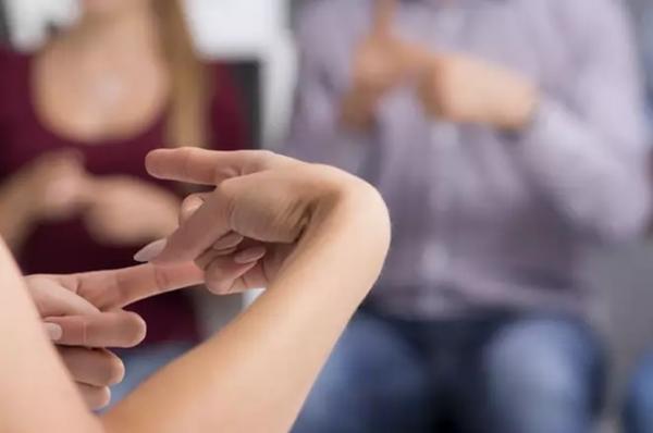 Seduc oferta 435 vagas para curso de Libras em Teresina e Piracuruca