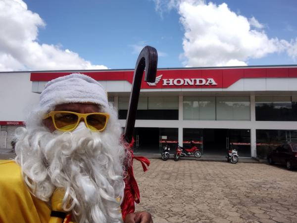 Rep&oacute;rter Amarelinho se veste de Papai Noel para manter viva a magia do Natal em Floriano.(Imagem:FlorianoNews)