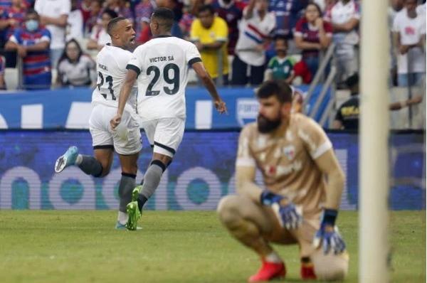 Com grande atuação, Botafogo desbanca o Fortaleza em Castelão lotado