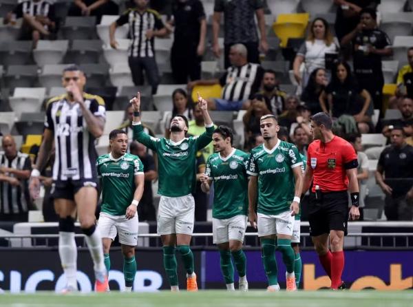 Palmeiras domina Atlético-MG e volta a vencer após seis jogos, mas não evita ano sem títulos