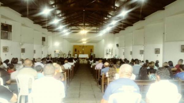 Comoção marca missa de corpo presente de florianenses vítimas de acidente