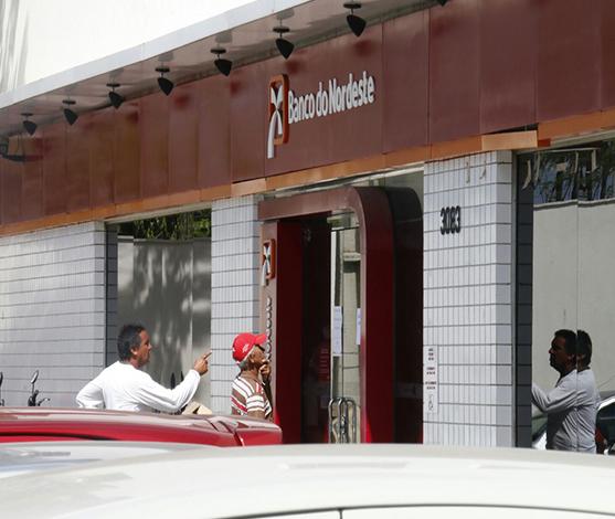 Bandidos escalam muro e explodem Banco do Nordeste em Teresina