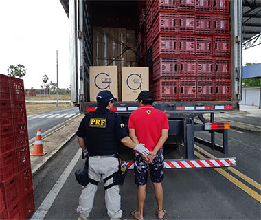 PRF apreende R$ 1 milhão em cigarros contrabandeados na BR-343
