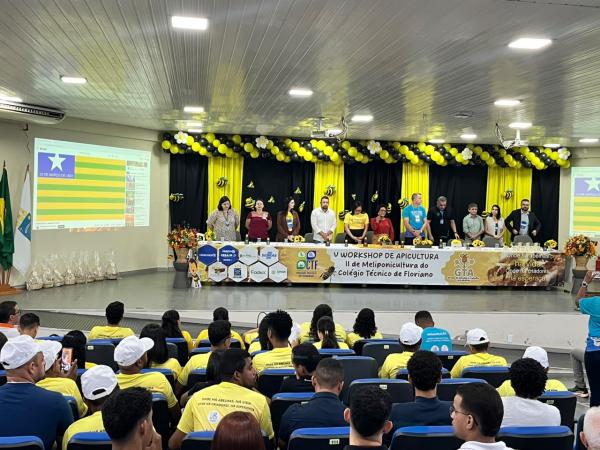 Vereador Edvaldo recebe homenagem durante workshop de apicultura em Floriano(Imagem:Ascom)