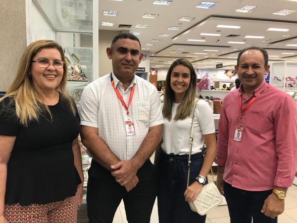 Diretora do Armazém Paraíba visita loja em Floriano e celebra o Carnaval com ofertas especiais