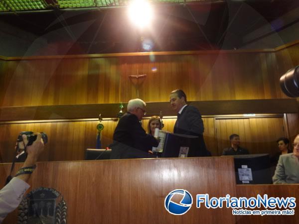 Prefeito Gilberto J&uacute;nior prestigiou entrega do t&iacute;tulo de cidad&atilde;o piauiense ao presidente do PSB.(Imagem:FlorianoNews)