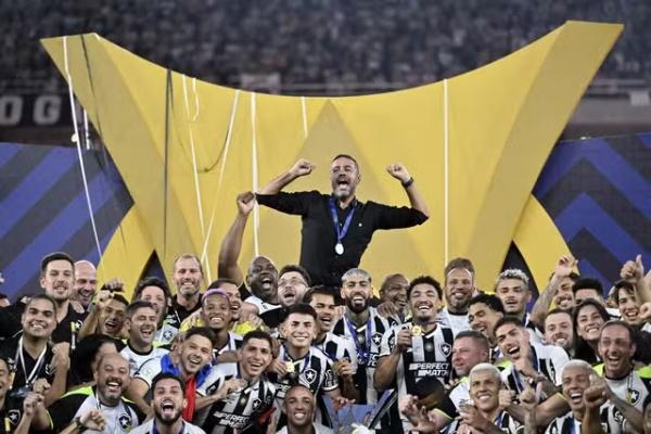 Artur Jorge comemora t&iacute;tulo brasileiro do Botafogo.(Imagem: Andr&eacute; Dur&atilde;o)