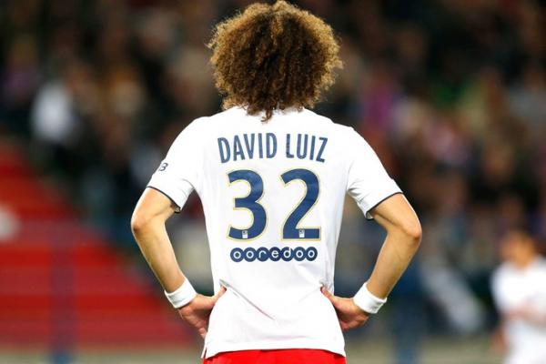 David Luiz e sua cabeleira: zagueiro do PSG tem marca registrada desde o Benfica.(Imagem:Ag&ecirc;ncia Reuters)