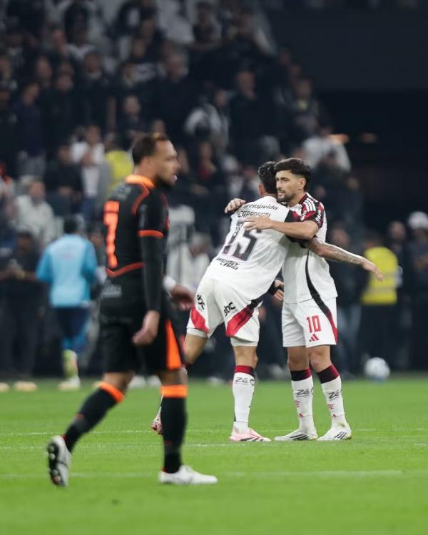Carrascal e Arrascaeta comemoram virada do Flamengo sobre o Corinthians.(Imagem:Gilvan de Souza/Flamengo)
